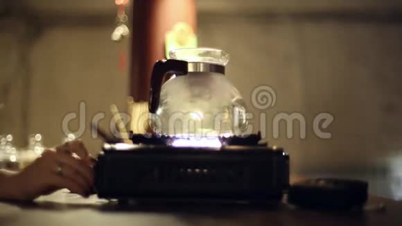 在煤气炉上准备茶视频的预览图