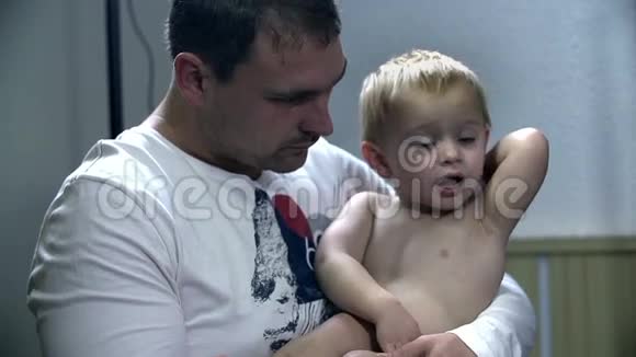 父亲把儿子抱在怀里视频的预览图