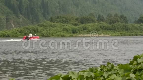 在夏天小渔船在河上迅速移动慢动作视频的预览图