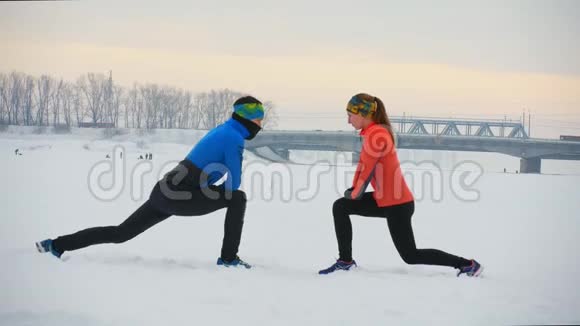 一组运动员在冬场做运动视频的预览图