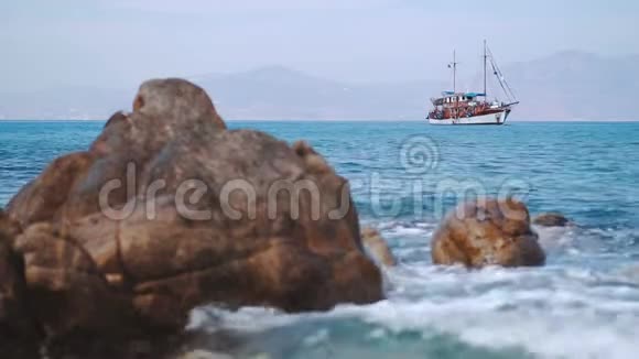 孤独的船停泊在地中海宁静的港口视频的预览图
