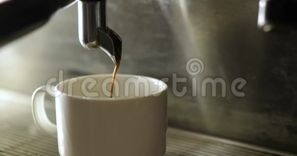咖啡从cofee机器流出咖啡的制作过程视频的预览图