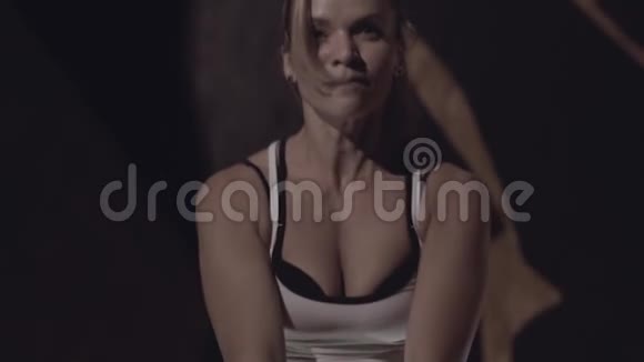 一个美丽的皮肤白皙的女人用水壶铃做的特写视频的预览图