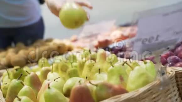 女人手拿水果在小市场特写视频的预览图