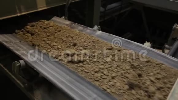 工厂设备陶瓷工厂设备输送机上的粘土运输工业内部视频的预览图