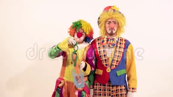 滑稽的女小丑取笑男马戏团小丑没有给他玩具胡萝卜视频的预览图