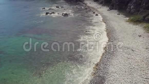 飞机观美丽的岩石海岸线蓝色的波浪和惊人的海洋视频的预览图