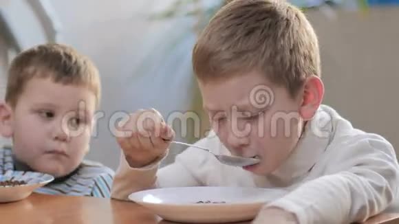大一点的男孩不想在家里吃含牛奶的薄片视频的预览图