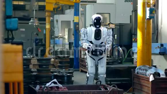 仿生机器人正在工厂里操作平板电脑视频的预览图