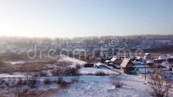4k航空摄影村上冬季景观温暖的夕阳视频的预览图