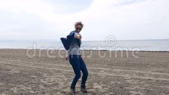 安大略湖上快乐的女人视频的预览图