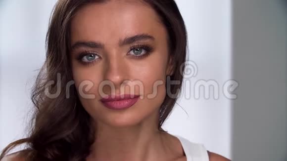 化妆美容女人用海绵做特写在脸上视频的预览图