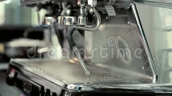 一个女人把一对夫妇放在咖啡机上视频的预览图