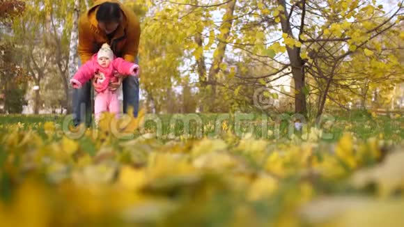 宝宝和爸爸一起走脚踩秋叶视频的预览图