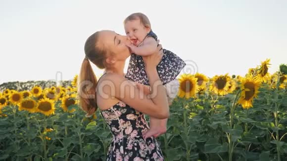 快乐的妈妈和宝宝接吻和拥抱视频的预览图