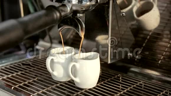 服务员在咖啡机上煮双人咖啡视频的预览图