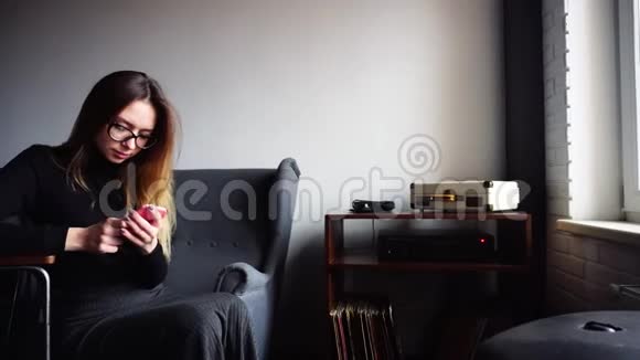 漂亮的女企业家被手机短信改写下午坐在休闲区办公室的椅子上视频的预览图