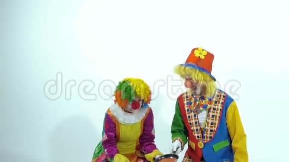 几个滑稽的小丑拿着小煎锅玩煎饼视频的预览图
