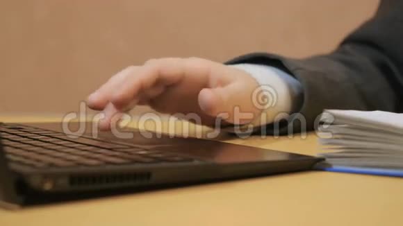 年轻商人用手提电脑写纸条视频的预览图