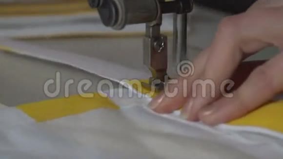 缝纫机正在工作视频的预览图