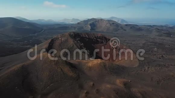 在蒂曼法亚国家公园兰萨罗特加那利群岛附近的火山口周围飞行视频的预览图