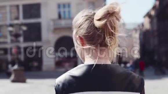 在市中心散步时看到一个穿着优雅的年轻女子红着嘴唇然后转向相机和视频的预览图