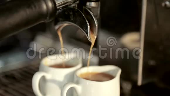 服务员在咖啡机上煮双人咖啡视频的预览图