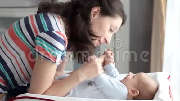 家里的母亲和孩子视频的预览图
