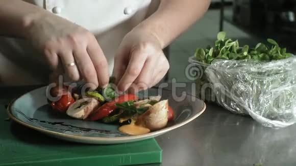 厨师装修美味的菜肴餐厅的经营理念视频的预览图