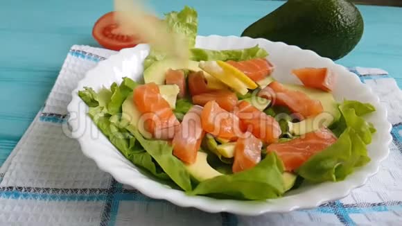 沙拉与红鱼生牛油果柠檬油营养番茄视频的预览图