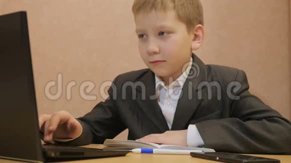 穿西装的男孩用笔记本电脑写纸条竖起大拇指视频的预览图