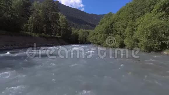 低空飞越水面山河飞上无人机俄罗斯阿克赫兹4K视频的预览图