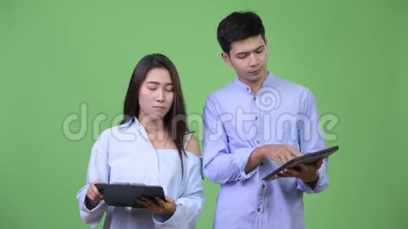 年轻的亚洲商务夫妇聚在一起视频的预览图