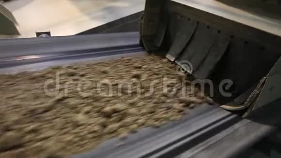 工厂设备陶瓷工厂设备输送机上的粘土运输工业内部视频的预览图