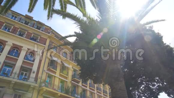 度假城市美丽的酒店建筑和棕榈树暑假旅行视频的预览图