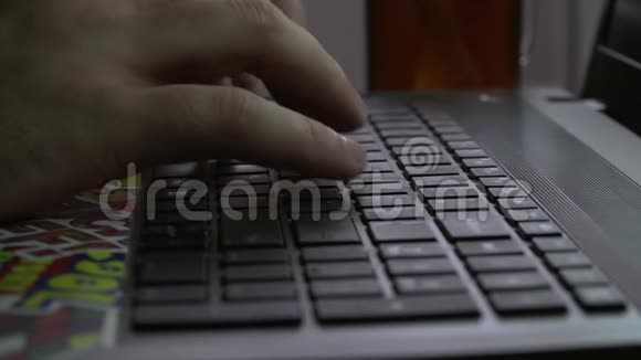 男人手在笔记本电脑键盘上打字慢动作视频的预览图