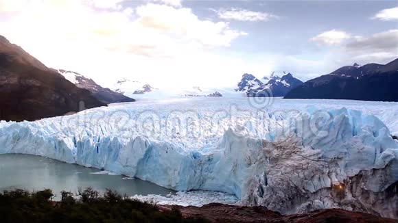 佩里托莫雷诺冰川视频的预览图