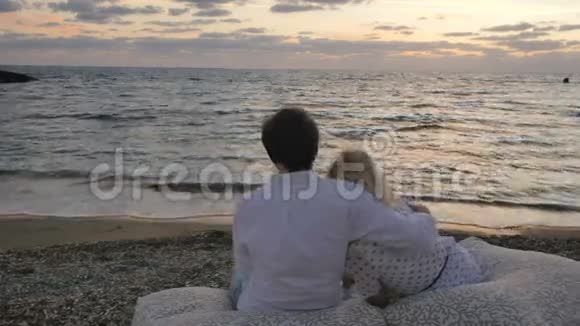 恋爱中的情侣在海边的大枕头上放松视频的预览图