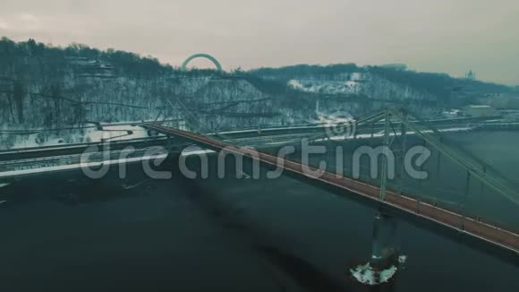 河下的桥灰蒙蒙的冬日空中无人机镜头视频的预览图