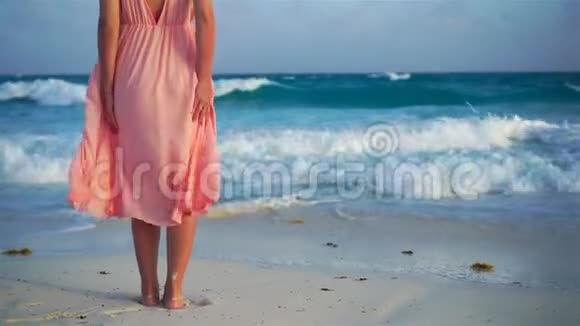 白色海滩上美丽的女人特写女腿流动人口视频的预览图