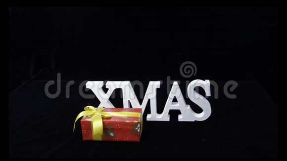 停止移动字母圣诞和礼品盒隔离在黑色背景视频的预览图