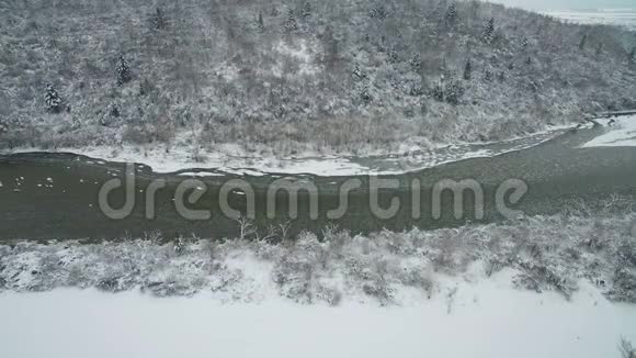 山间的冬河美丽的山地冬季景观顶部视图视频的预览图