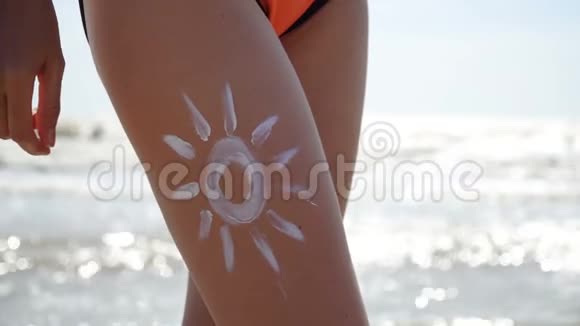 女人的腿上涂满了奶油衬着大海视频的预览图