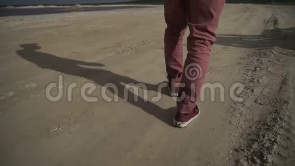 在海滩上散步的人视频的预览图