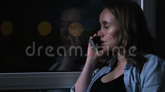 一位孕妇在晚上用手机说话双手举着大全景摸着肚子视频的预览图