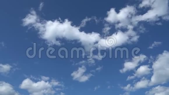 只有夏天的蓝天有着快速移动的变质白云全高清延时镜头视频的预览图