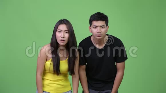 年轻的亚洲夫妇看起来很沮丧视频的预览图
