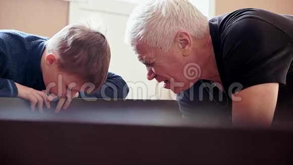 祖父和孙子正在修理家具视频的预览图