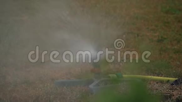 割草机在绿草上喷水草坪灌溉系统视频的预览图