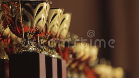 为比赛领袖冠军奖杯成功的结果排列金杯视频的预览图